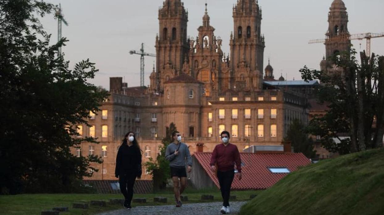 Gente paseando por Santiago de Compostela