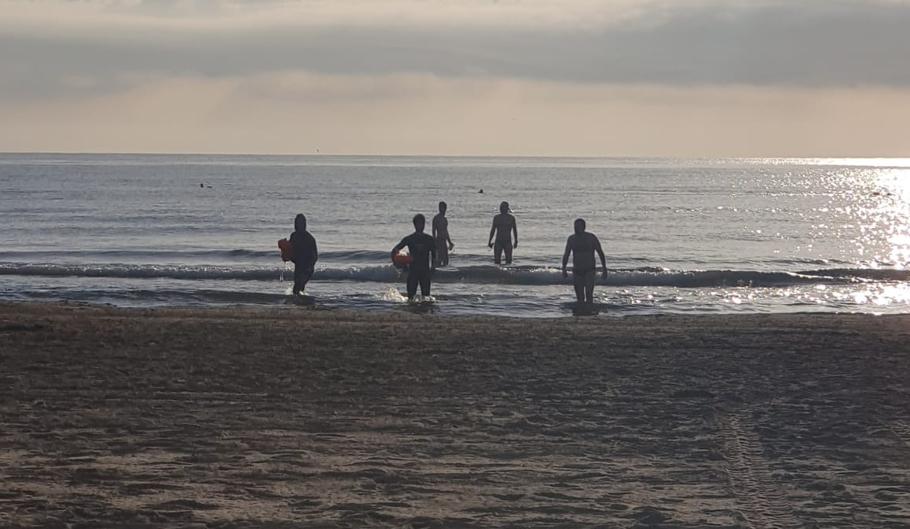 Las playas de Valencia reciben a los primeros bañistas de la desescalada del confinamiento