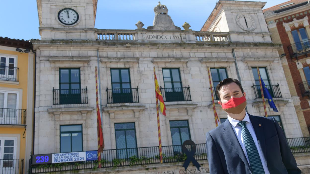 El alcalde de Burgos, Daniel de la Rosa, frente a la sede del Ayuntamiento