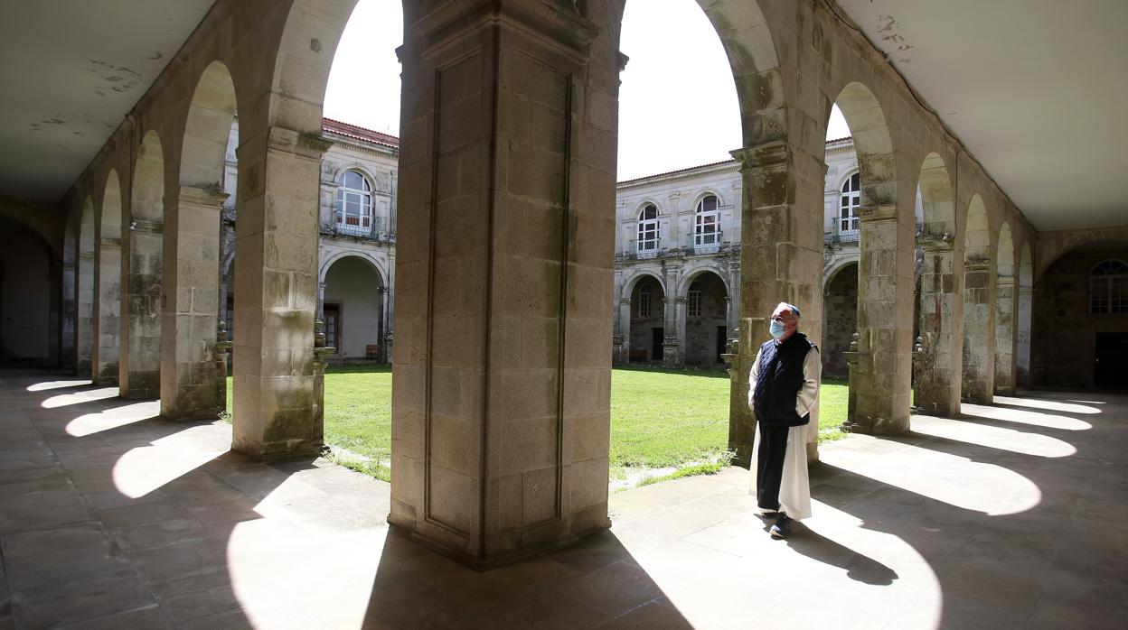 El padre Lorenzo pasea por el claustro del monasterio de Sobrado el jueves