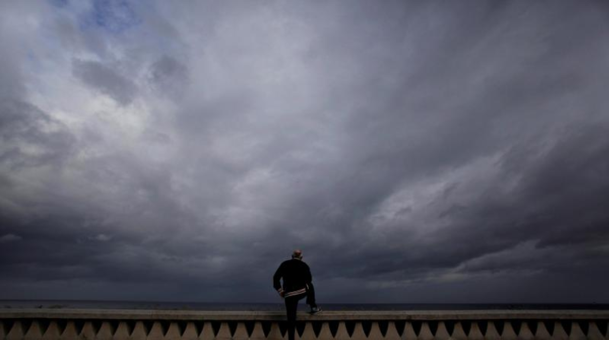 Un hombre, en el paseo marítimo de La Coruña