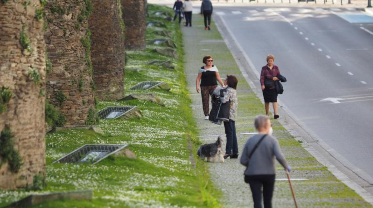 Paseantes en la Ronda da Muralla de Lugo