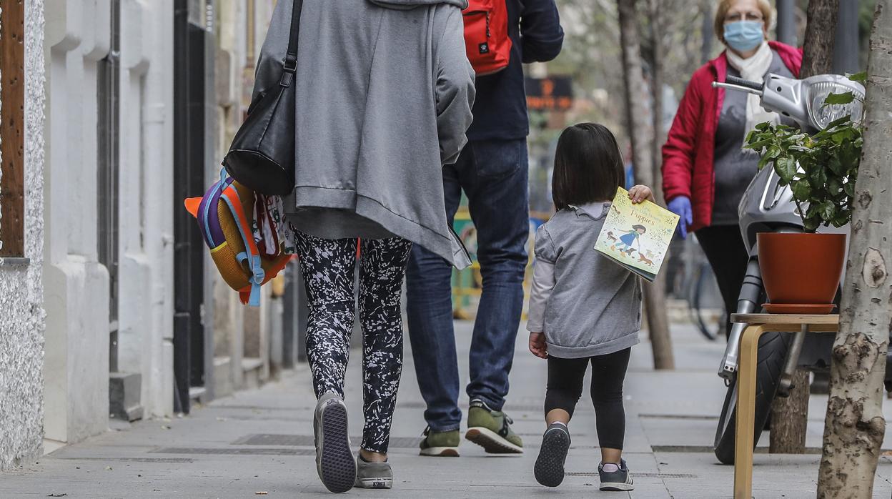 Imagen de una menor paseando por la calle en Valencia