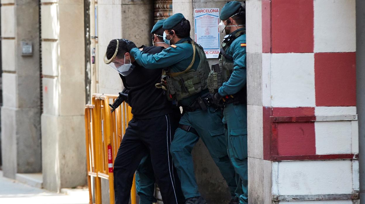 El detenido en Barcelona era un seguidor de Dáesh que estaba dispuesto a cometer un atentado. Momento de la detención