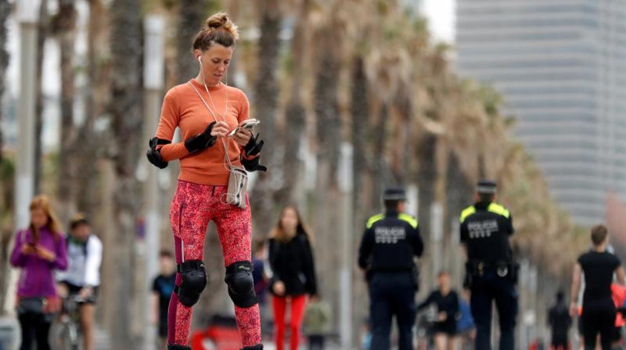 Una joven, esta mañana en el paseo marítimo de Barcelona