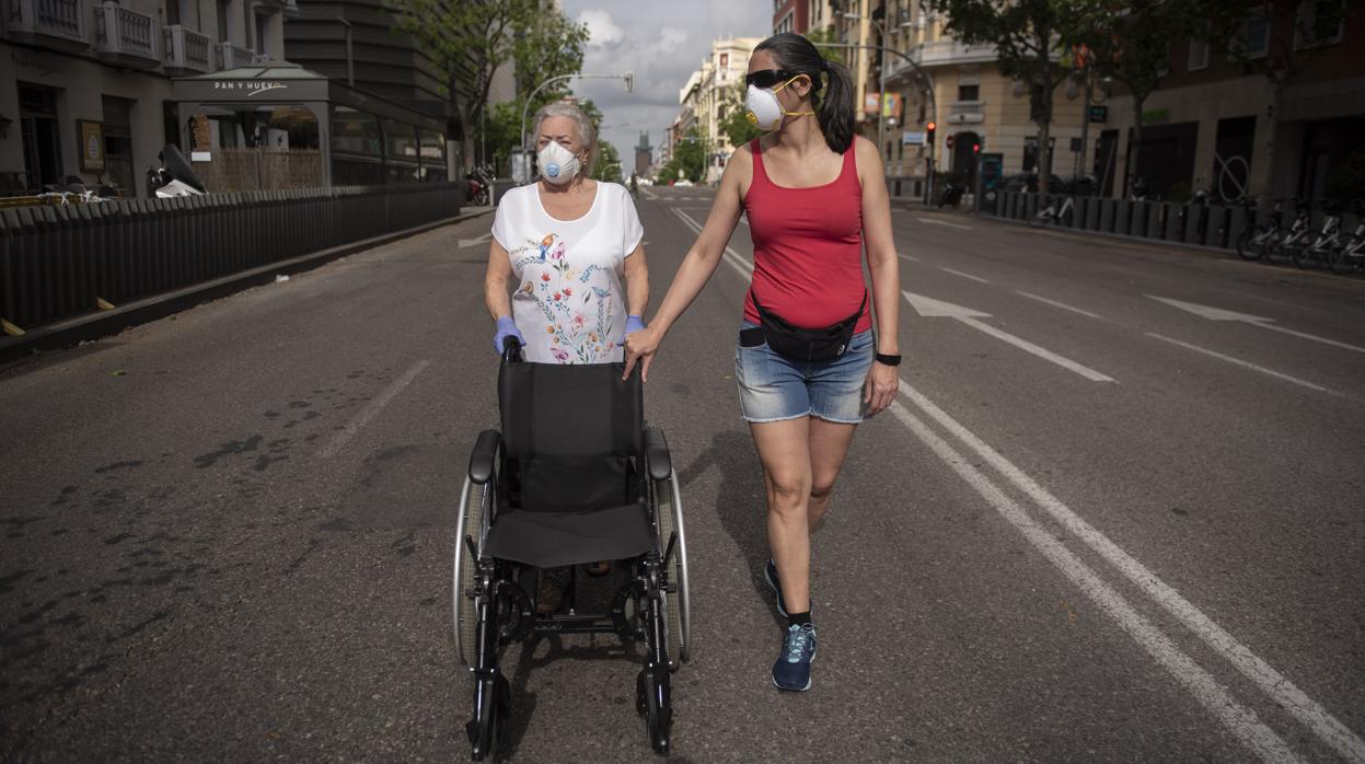 Dos mujeres caminan por la calzada de la calle de Goya