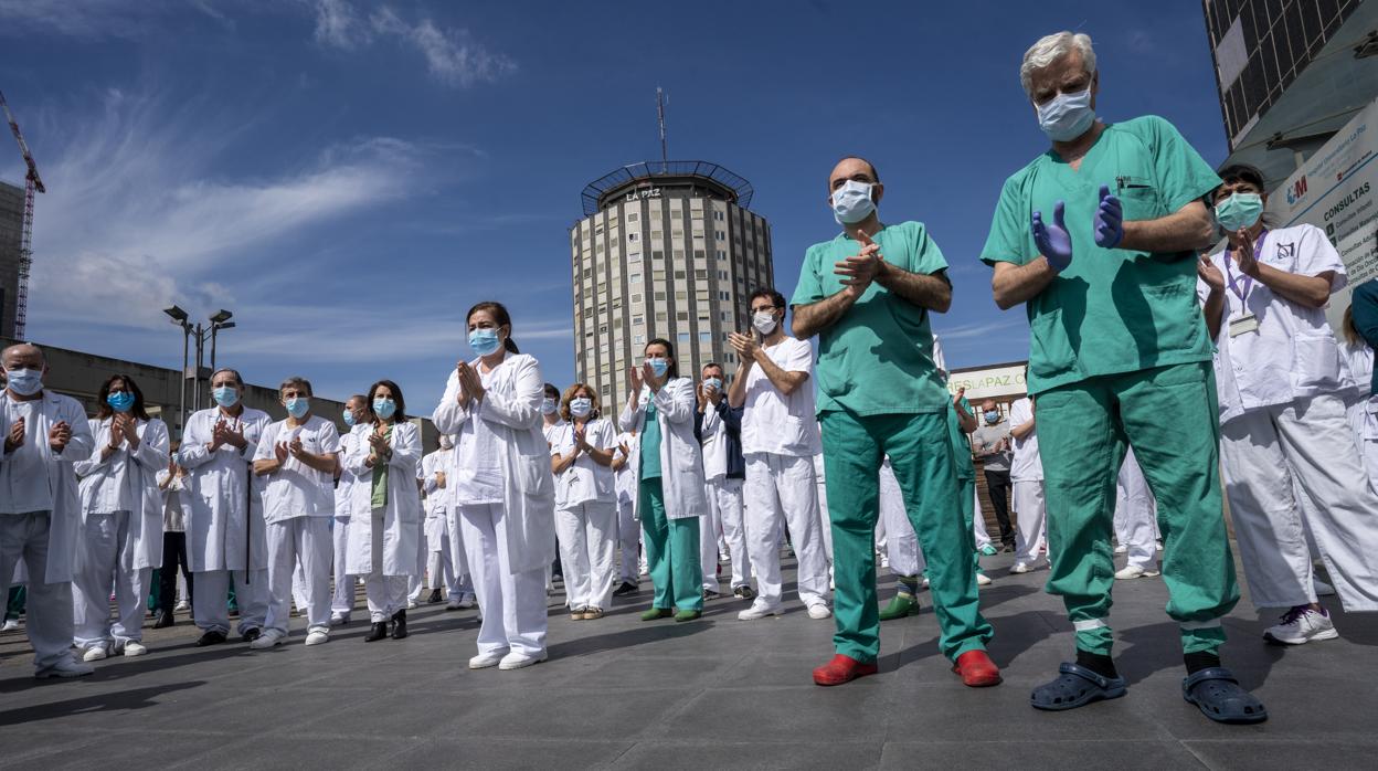 Profesionales sanitarios de La Paz, durante el minuto de silencio por las víctimas del Covid-19