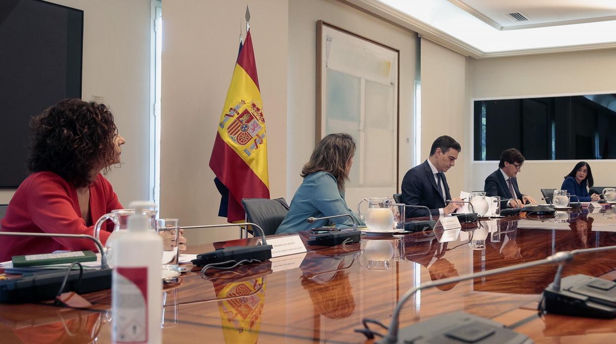 El presidente del Gobierno, Pedro Sánchez, se ha reunido con los presidentes autonómicos por videoconferencia este domingo