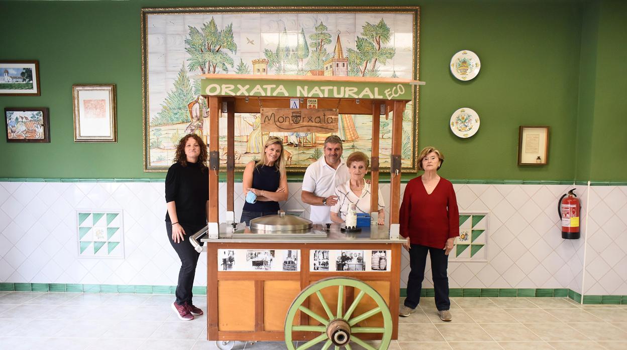 Imagen tomada dentro de la mítica horchatería Subies de Almassera, con un carrito de horchata. En la foto, miembros y responsables de las familias Subies-Ribes y de Món Orxata