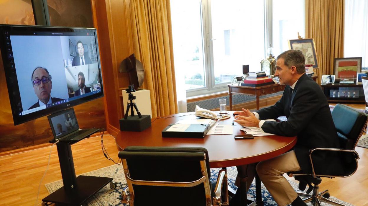 Don Felipe, este lunes, en videoconferencia con el sector aéreo