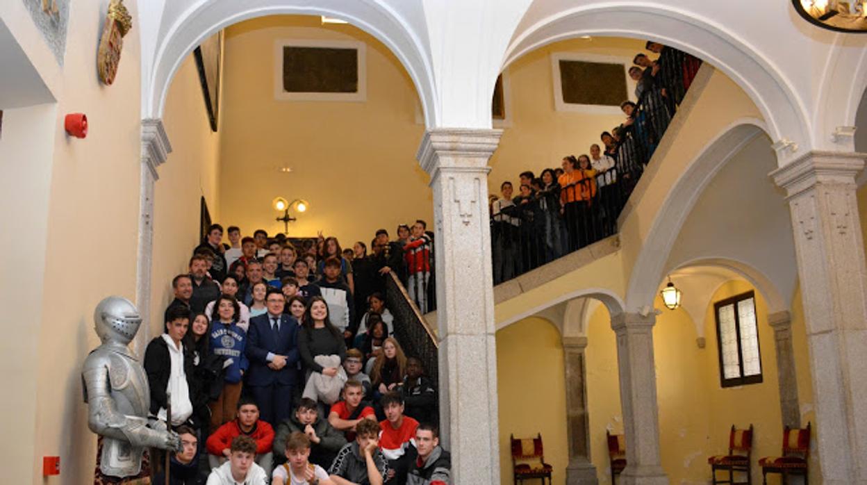 Alumnos del IES Princesa Galiana, durante una visita al Ayuntamiento