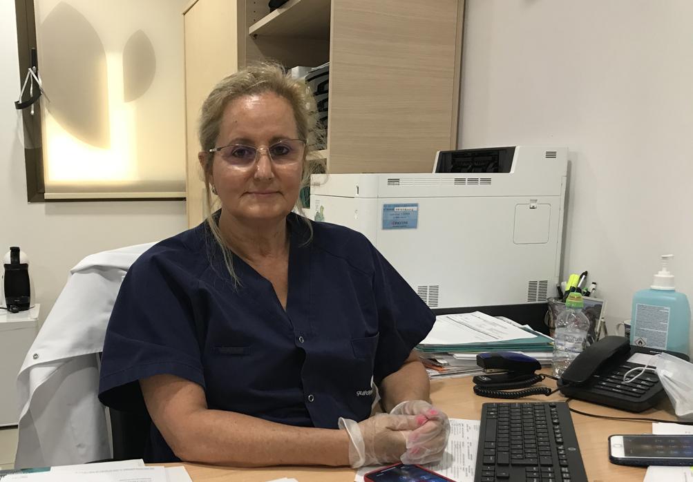 La doctora Cañete posa para ABC en su consulta del hospital Quirón Salud Toledo