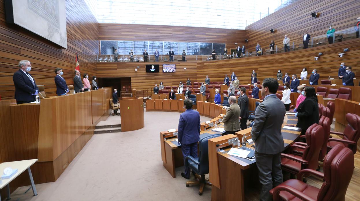 Los procuradores, durante el minuto de silencio guardado antes de comenzar la sesión de control al Gobierno