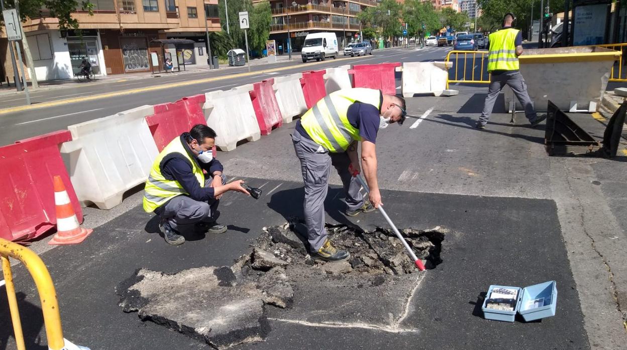 Imagen del equipo de EMIVASA trabajando en una avería en Valencia