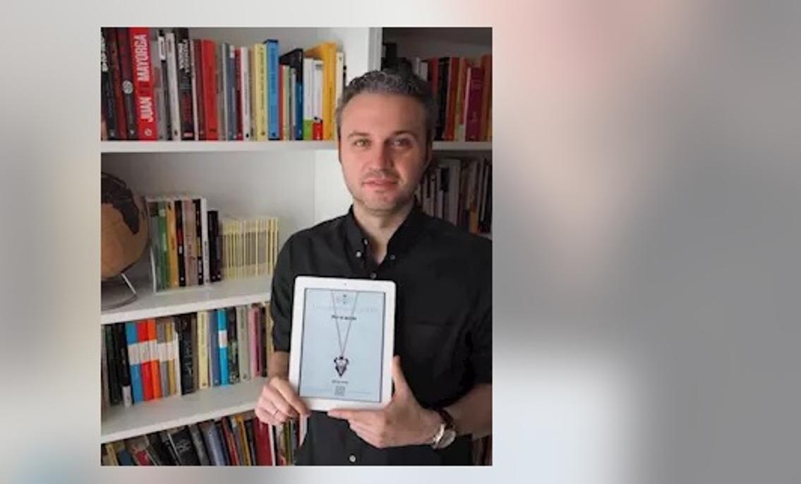 El periodista Alfredo Matilla posa con el libro «Por si acaso»