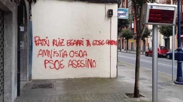 Radicales llaman «asesino» al PSOE en una pintada de apoyo a un etarra en Portugalete