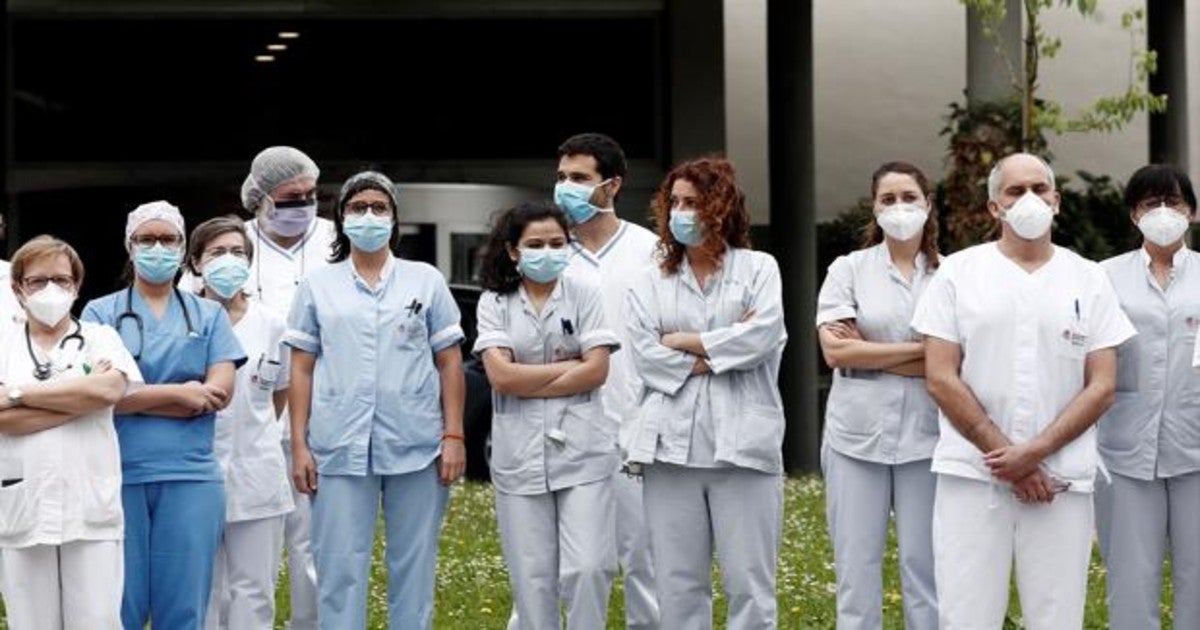 Homenaje a los médicos fallecidos por la Covid19 a la entrada del Hospital de Pamplona.