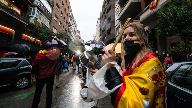 Almeida se desmarca de Ayuso sobre las caceroladas en la calle: «No es una conducta responsable»