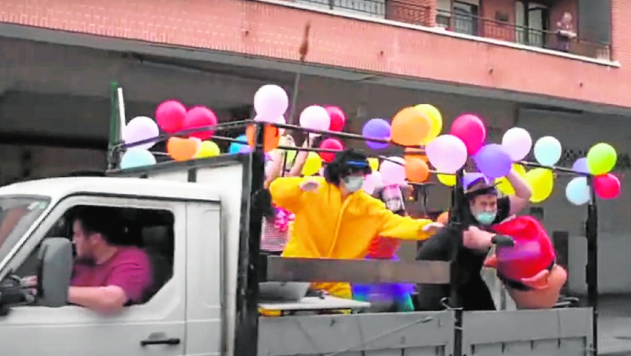 Nueva polémica en Galdácano: de fiesta por el pueblo a bordo de una camioneta