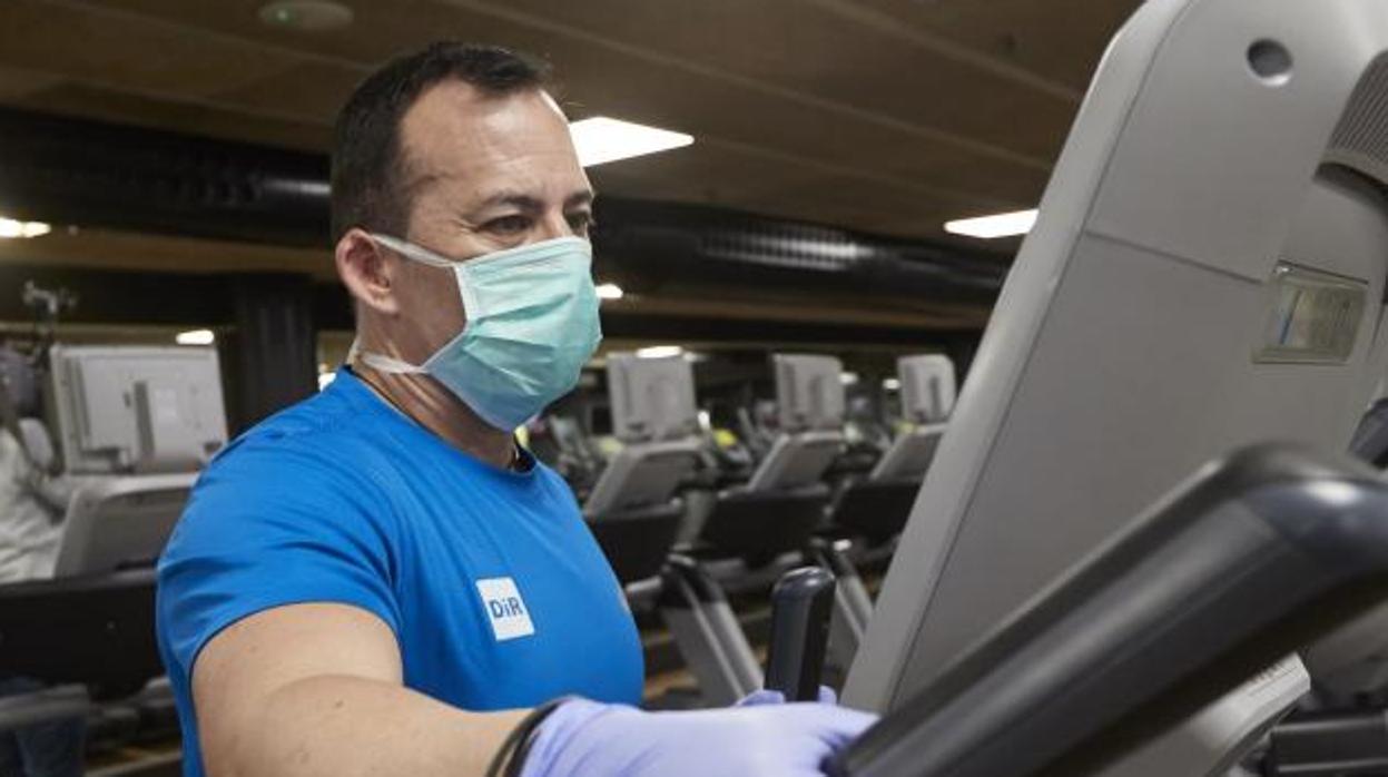 Una estampa que se volverá habitual en los gimnasios cuando reabran sus puertas por el Covid-19