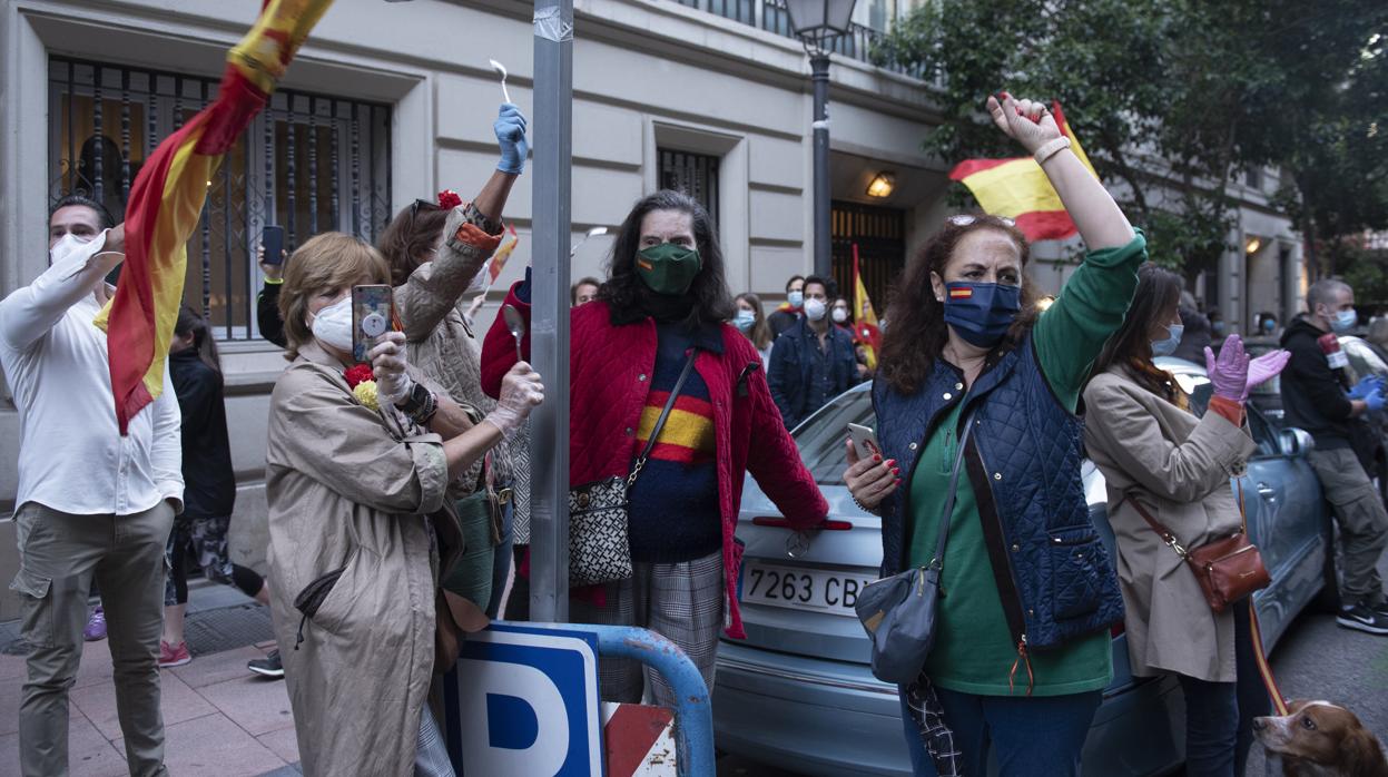 Vecinas del barrio de Salamanca protestan, ayer, contra la gestión de Pedro Sánchez
