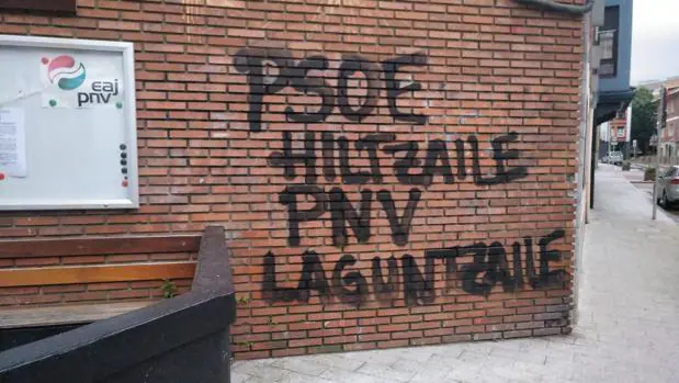 Oleada de ataques a sedes de partidos en el País Vasco: pintadas de «asesino y carcelero» contra el PNV