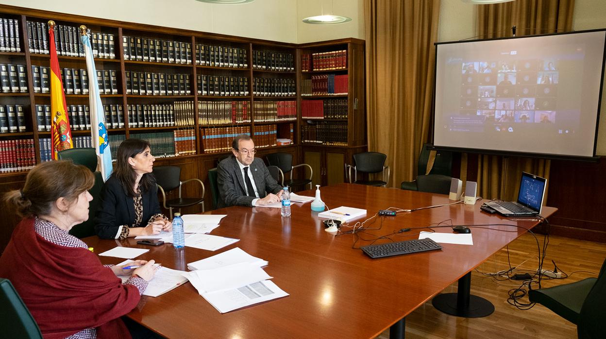 La conselleira de Educación, Carmen Pomar, participa en una videoconferencia en mayo