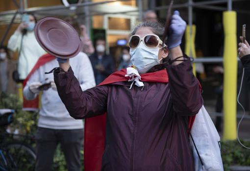 Una de las manifestantes, con las ollas para la cacerolada