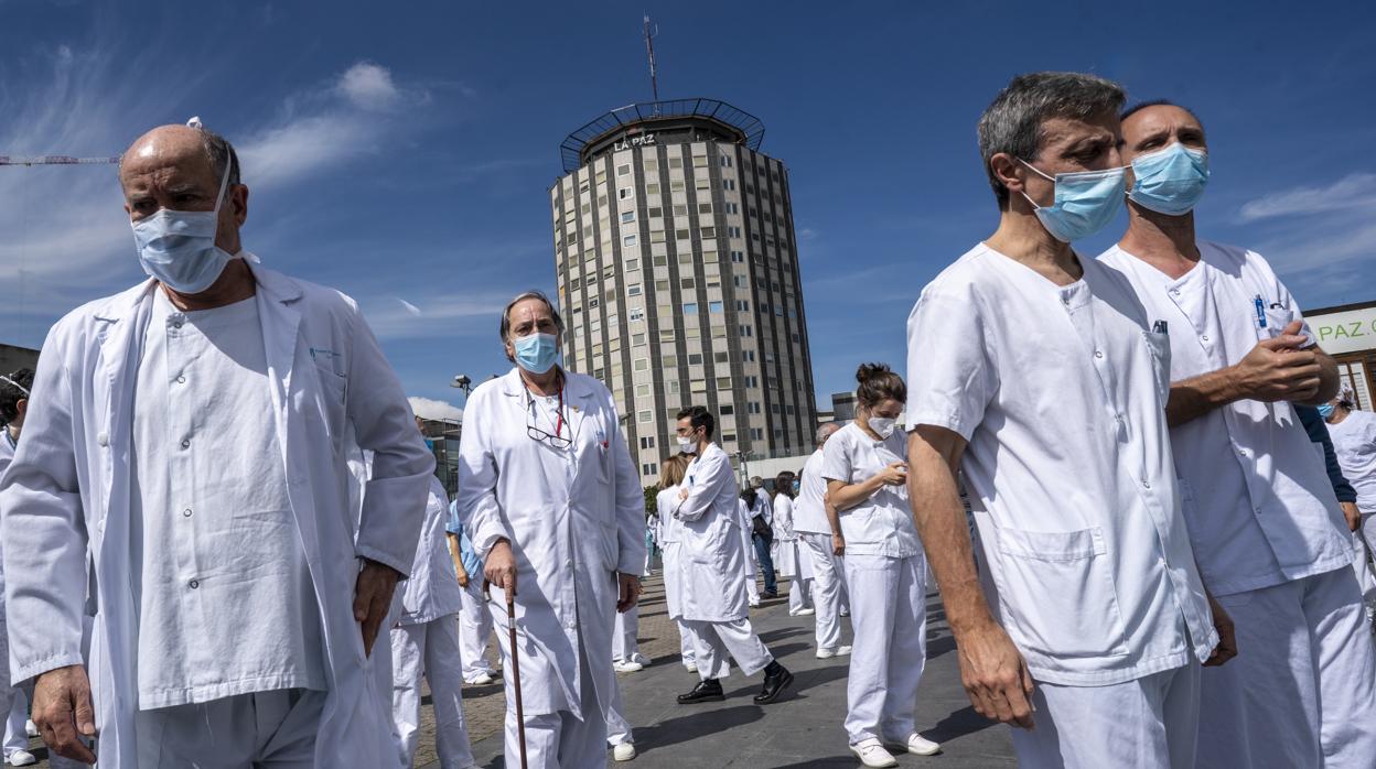 Sanitarios del hospital de La Paz en un acto en recuerdo de los compañeros fallecidos por Covid-19
