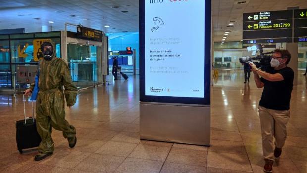 Sánchez limita viajeros y aeropuertos e impone cuarentenas mientras la UE se abre para «salvar el verano»