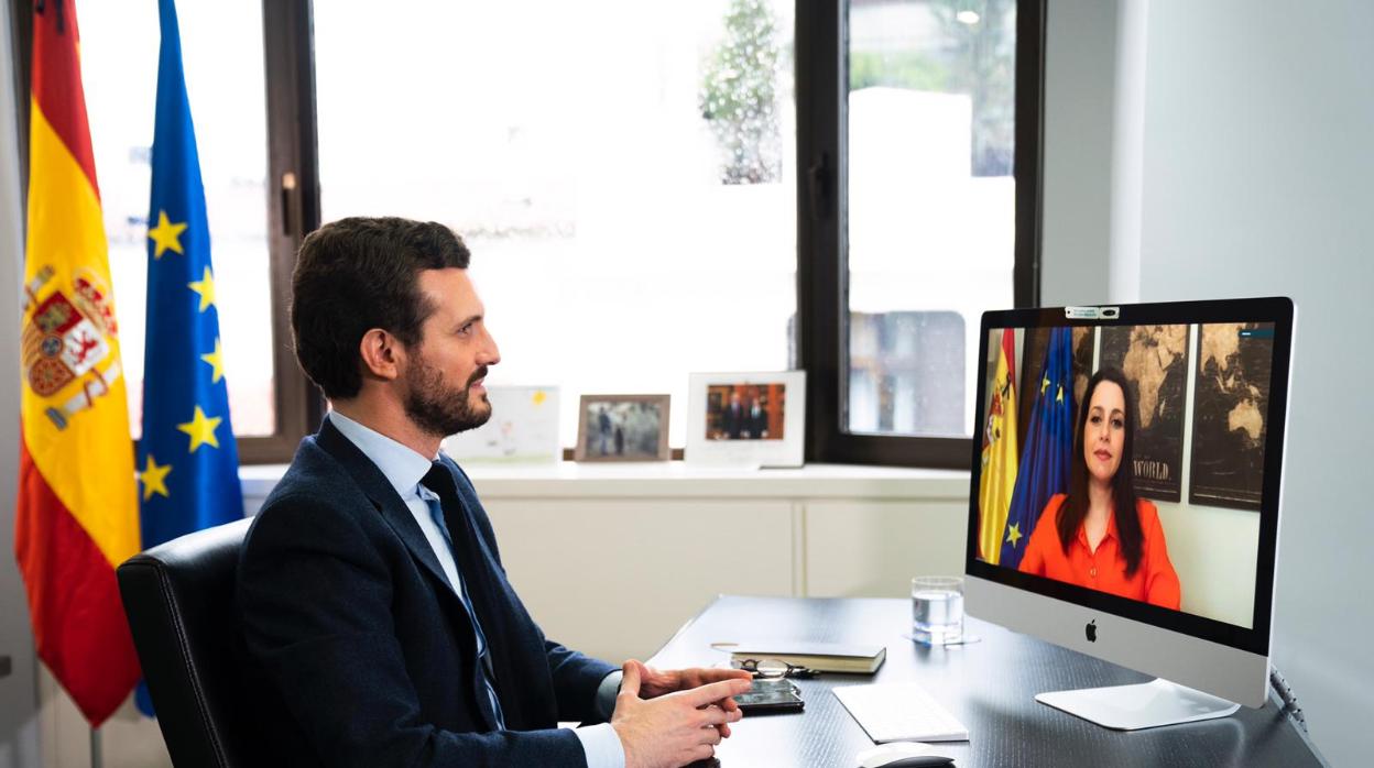 El presidente del PP, Pablo Casado, conversa ayer con su homóloga de Ciudadanos