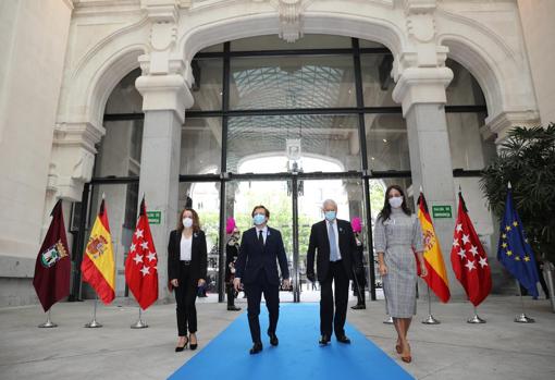 De izquierda a derecha, Mónica López, José Luis Martínez-Almeida, Mario Vargas Llosa y Begoña Villacís, en el Palacio de Cibeles