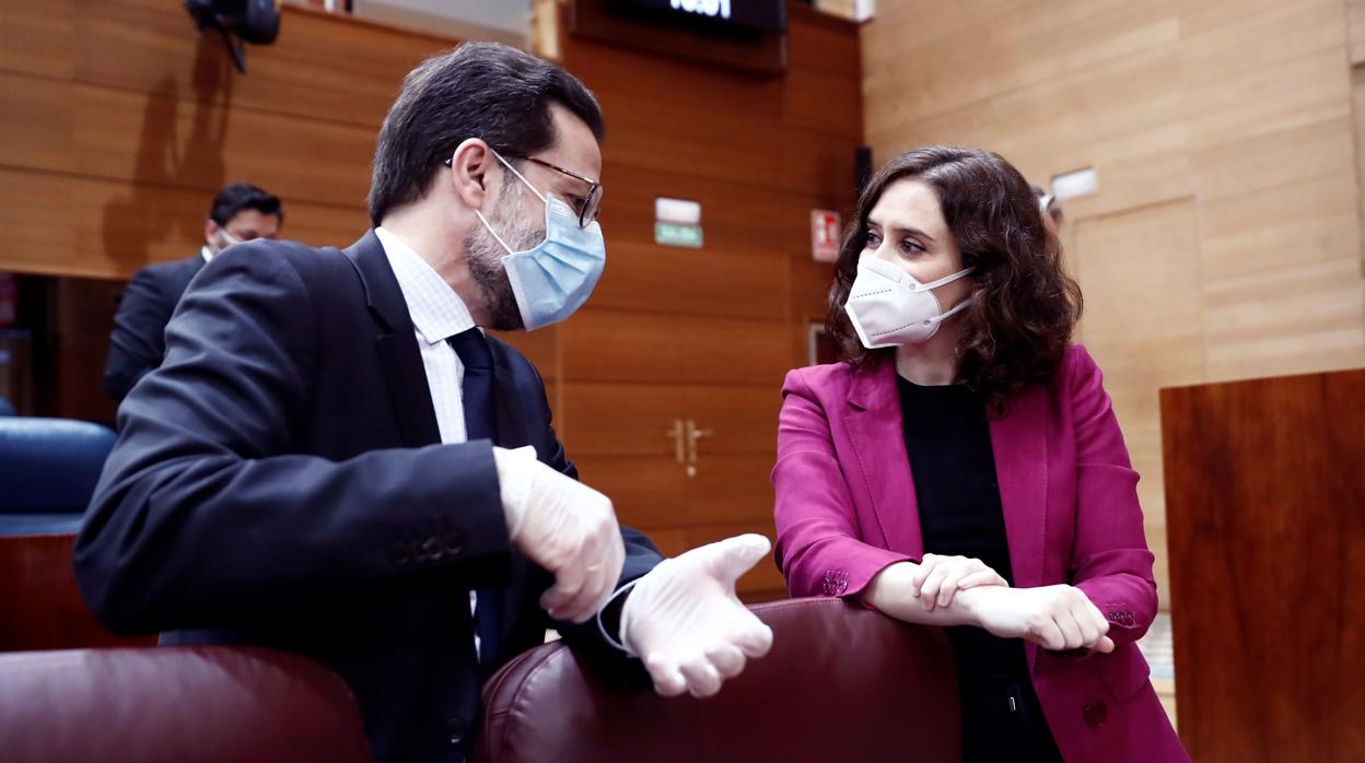 La presidenta Díaz Ayuso, en el pleno de la Asamblea con el consejero de Hacienda, Javier Fernández-Lasquetty