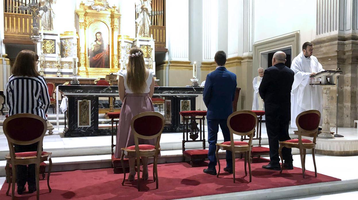 Un momento de la ceremonia de boda en Oliva, únicamente con el sacerdote, los novios y los padrinos