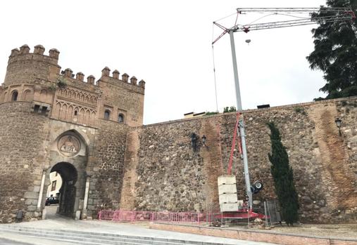 Una enorme grúa se ha instalado adosada a la muralla histórica para llevar materiales a la zona donde se asienta la Mexquita