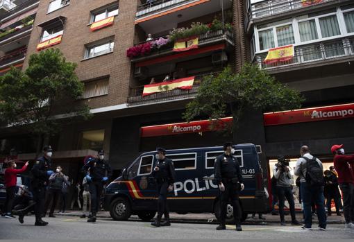 Agentes de la Policía Nacional desplegados ayer en el Barrio de Salamanca