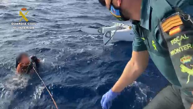 Rescatan a un varón tras sufrir un accidente con su catamarán a dos millas de Tenerife