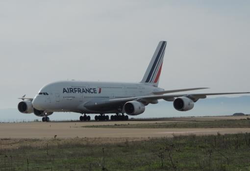 A-380 de Air France, el primero de estos gigantes aviones de pasajeros que han aterrizado y estacionado en Teruel durante la crisis del coronavirus