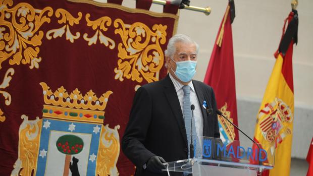 Vargas Llosa ensalza el heroísmo madrileño contra una «pandemia medieval» en los actos por San Isidro