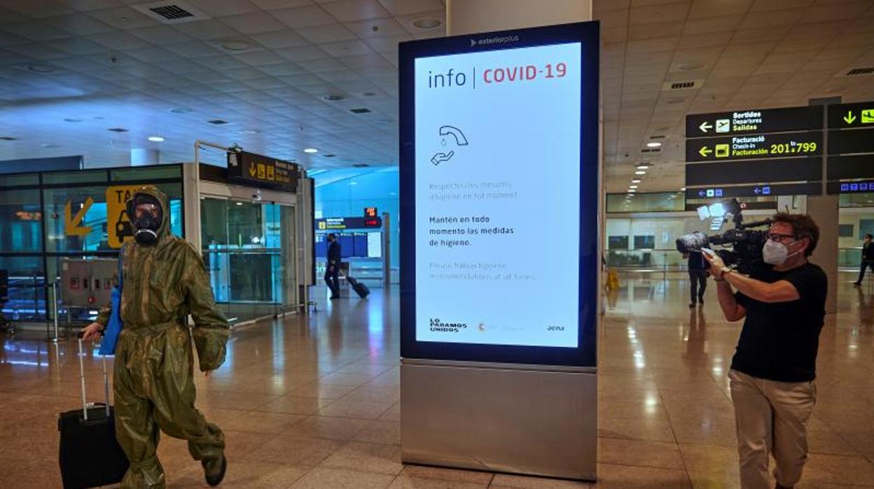 Llegada ayer de un pasajero procedente de Londres al aeropuerto de Barcelona