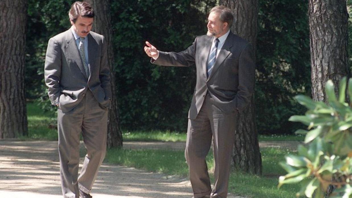 José María Aznar y Julio Anguita pasean por los jardines del Palacio de la Moncloa