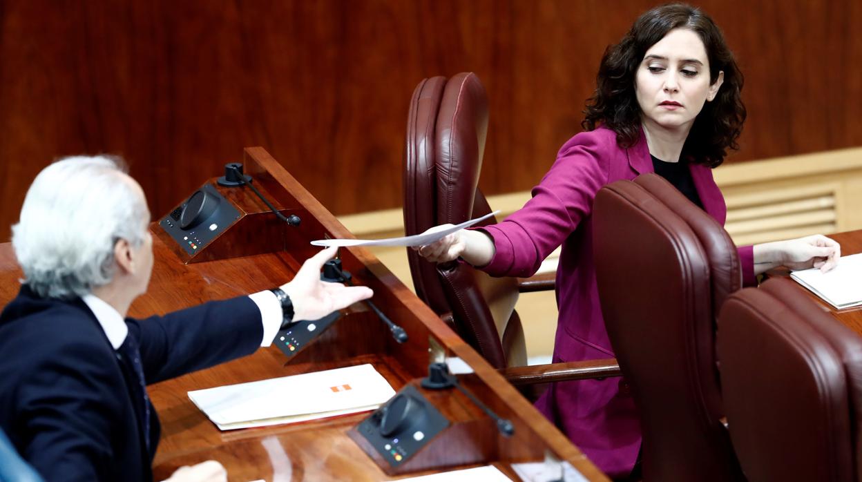 La presidenta de la Comunidad de Madrid, Isabel Díaz Ayuso, con el consejero de Sanidad, Enrique Ruiz Escudero