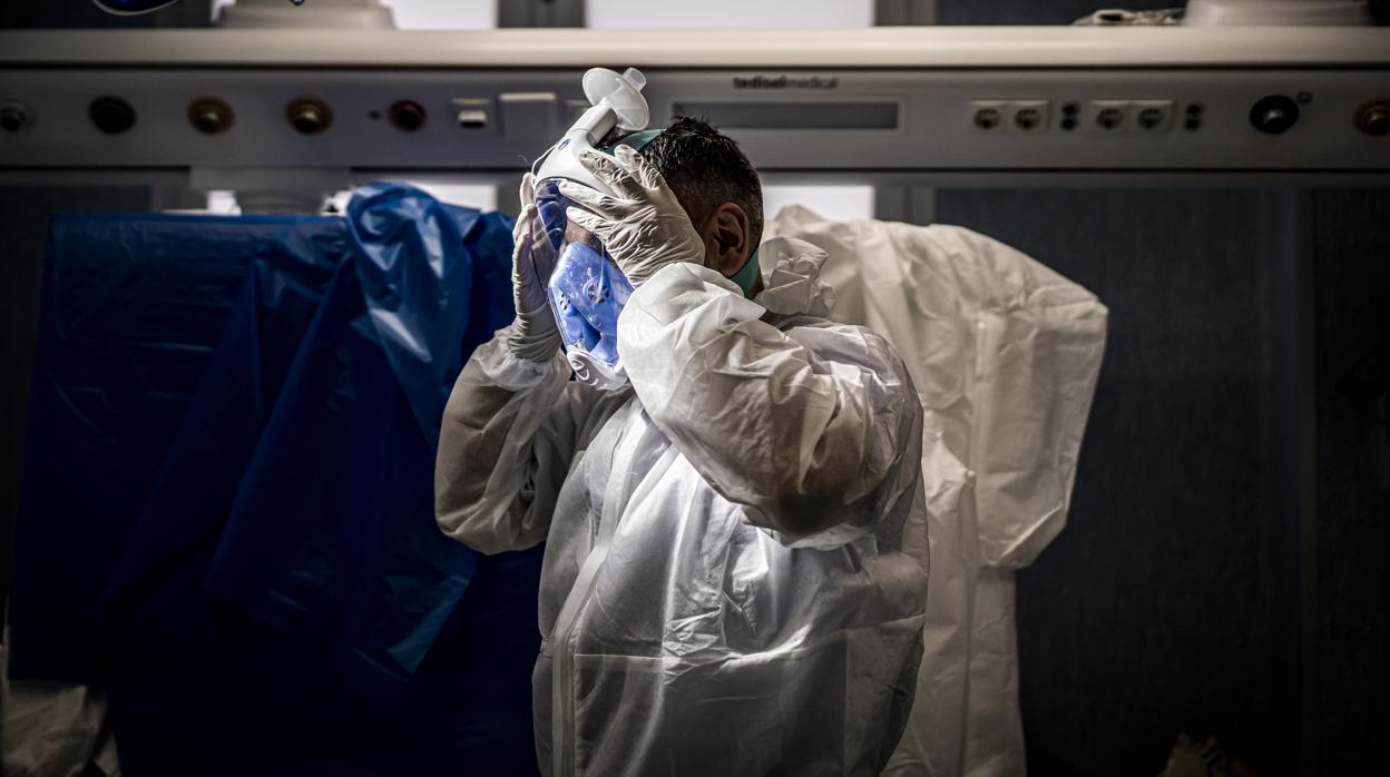 Imagen de un sanitario protegido contra el coronavirus en el hospital Arnau de Vilanova de Valencia