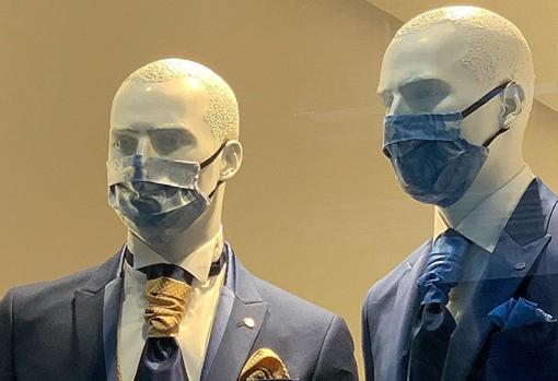 Maniquís con mascarilla en una tienda de Félix Ramiro