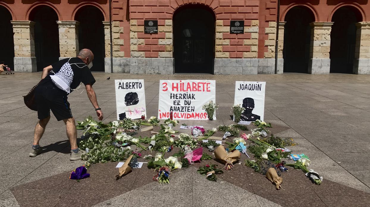 Eibar (Guipúzcoa) rinde homenaje a los trabajadores fallecidos hace tres meses en Zaldibar