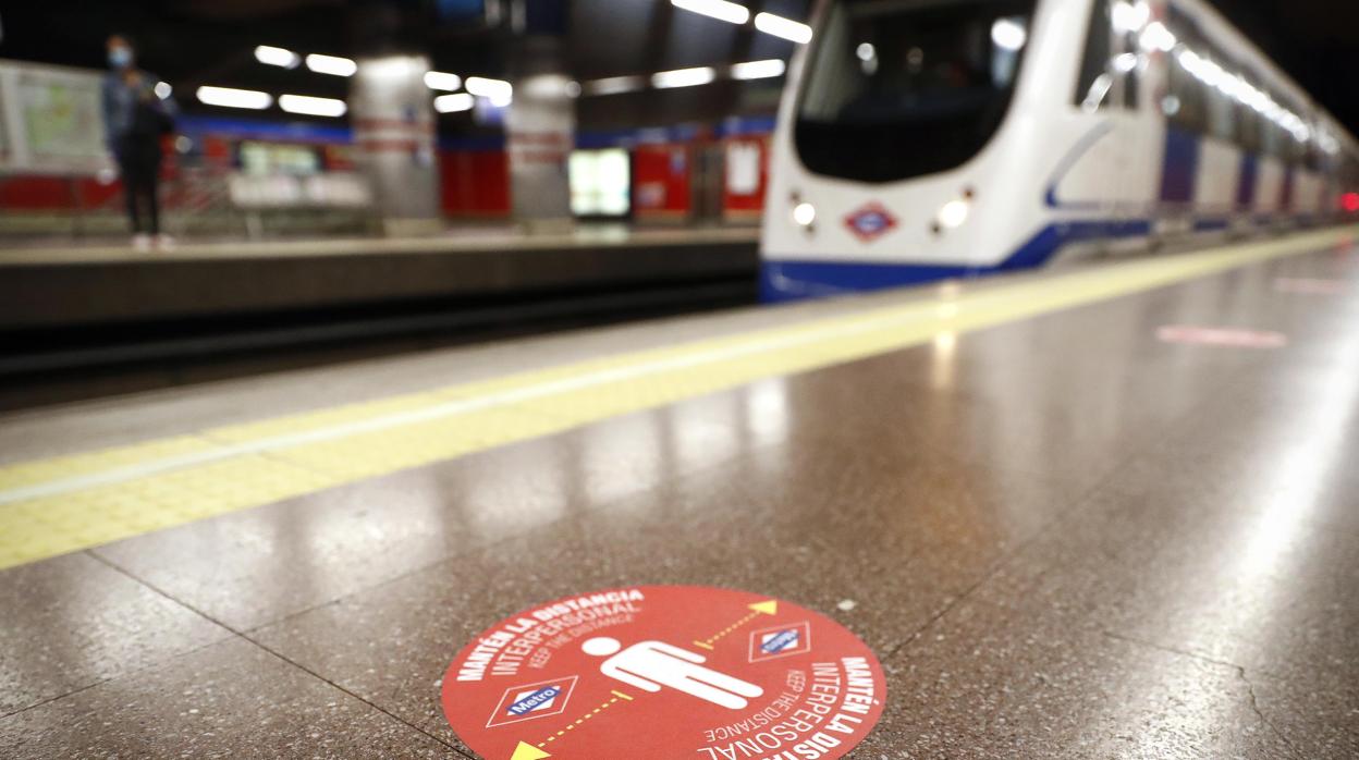 Marca con la distancia de seguridad en un andén de Metro