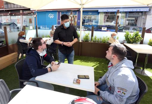 Algunos clientes en el Bar «Trébedes» de Santa Teresa