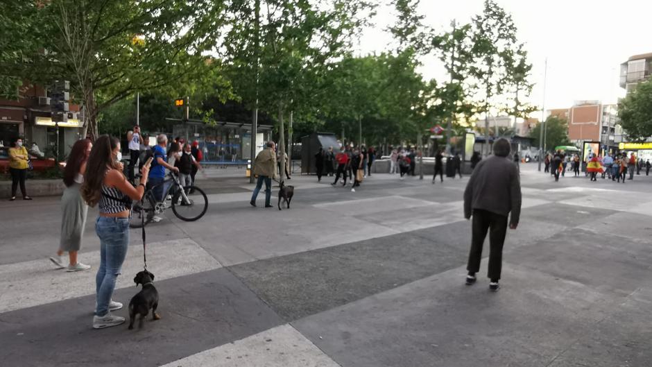 Tensión en Carabanchel entre partidarios y detractores de la cacerolada contra el Gobierno