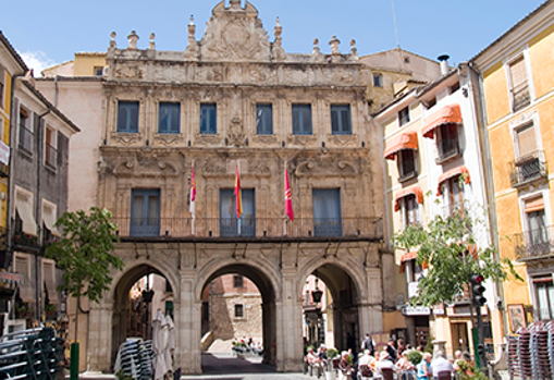 Las terrazas de la Plaza Mayor, al lado del Ayuntamiento de Cuenca, llenas de gente