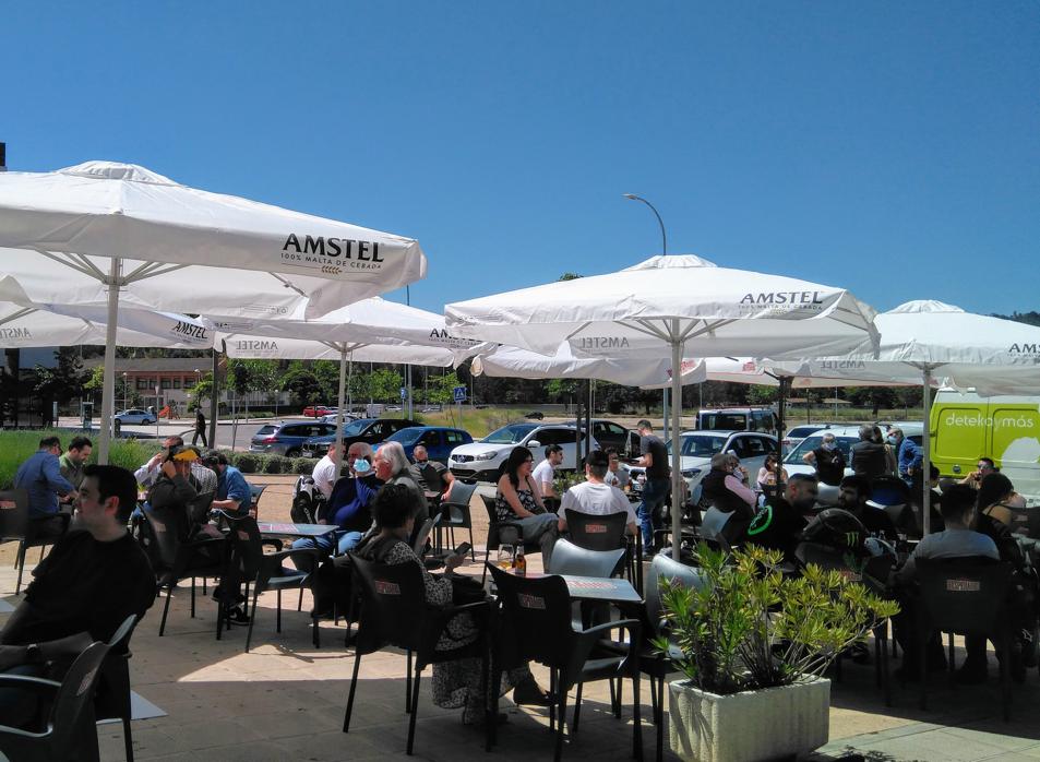 Algunos de los clientes que acudieron al bar «Katanga», en el barrio de Santa Teresa